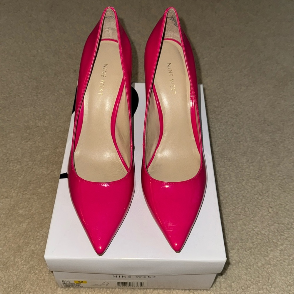 Nine West women’s pointy toe pumps size 8 1/2 in hot pink.